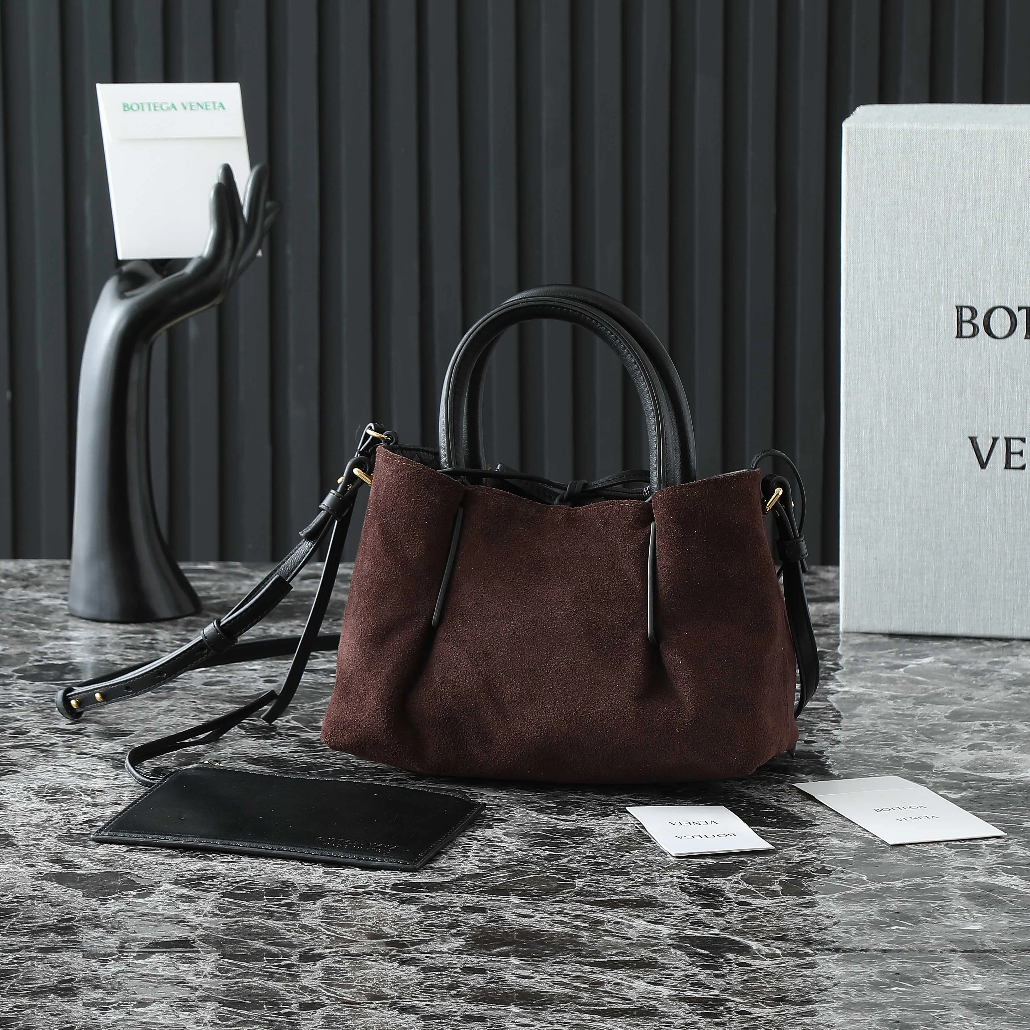 Batch 1660 BV25 spring and summer new product Mini pinacoteca two-tone surface. The weaving process is also super exquisite. Every texture is delicate and clear, and you can see the full ingenuity. 👜The bag uses 1 cm leather strips, which are purely hand-woven, highlighting the brand's craftsmanship. The inside is flipped to reveal a smooth suede lining that can be used on both sides, taking into account both fashion and practicality. 	 The small size can be worn on one shoulder or across the body, making it super versatile for daily commuting! 	 💕Fashionable ladies who like BV, come to me to get the same style~ ​Model number: 819004 ​Size: 24*15*12cm